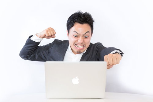 誹謗中傷のコメントに怒りキレるブロガー男性