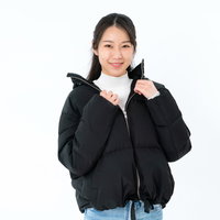 黒いダウンジャケットを羽織る女性のポーズ集の写真