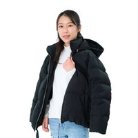 黒いダウンジャケットを両肩に掛ける白いTシャツの女性の写真