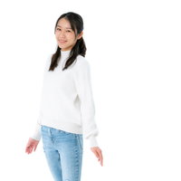 白色のトップスを着て微笑む女性のポーズ集の写真