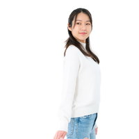 右方向を目視する女性のポージング、白トップスとデニムパンツの振り返るポーズの写真