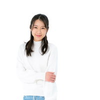 ワクチン接種後に腕が痛むけど笑顔を見せる女性の写真