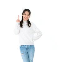 重要なポイントを教えてくれる女性のポーズの写真