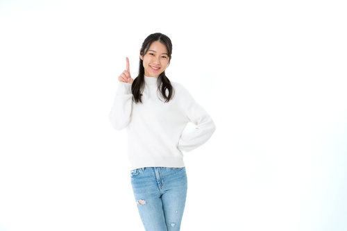 重要なポイントを教えてくれる女性のポーズ