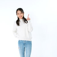 大切なポイントを教える笑顔の女性のビジネスの写真