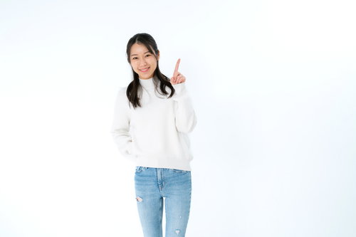 大切なポイントを教える笑顔の女性のビジネス