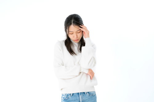 頭痛で考え込んでしまう女性、ストレスと疲労