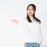 右側をアナウンスする白背景の女性のポーズの写真