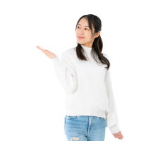 こちらをご覧くださいと案内する笑顔の女性の写真