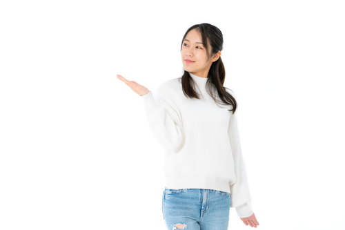 こちらをご覧くださいと案内する笑顔の女性