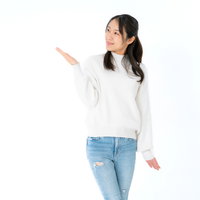 右手に見えるものを説明する女性のポーズ集の写真