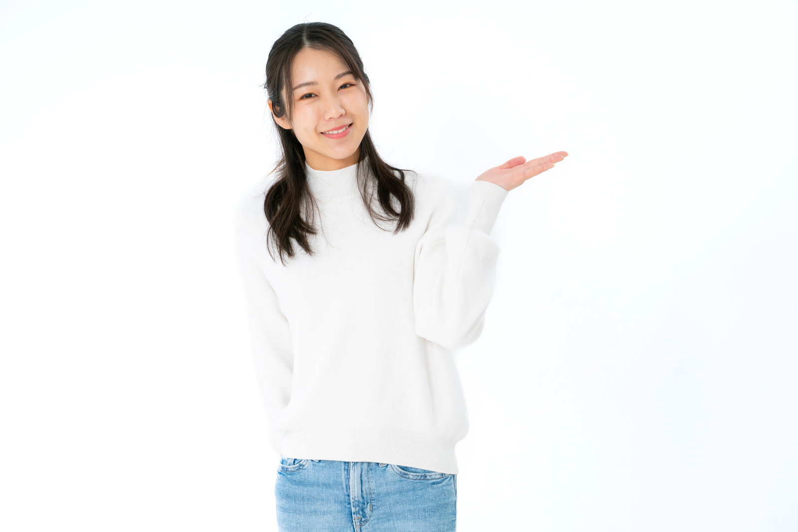 白い服を着た女性が右手のひらを横に向けて案内するポーズ［モデル：SAKI］