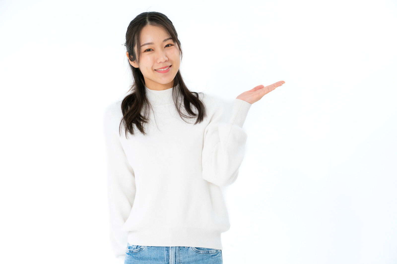 白いセーター姿の女性が白背景で右手を広げて商品を紹介する