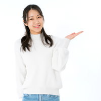 丁寧に商品を紹介する女性が微笑みながら右手で案内するポーズの写真