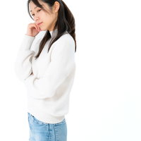 深く困惑して悩む女性のポートレートの写真