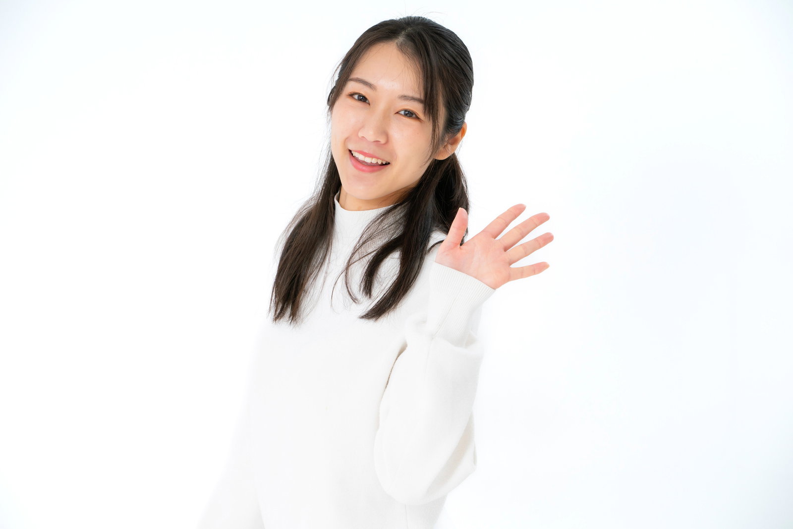 笑顔で手を振る女性［モデル：SAKI］