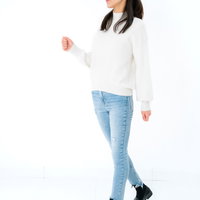 白背景で歩き出す女性のポーズ集、カジュアルコーデ全身姿の写真