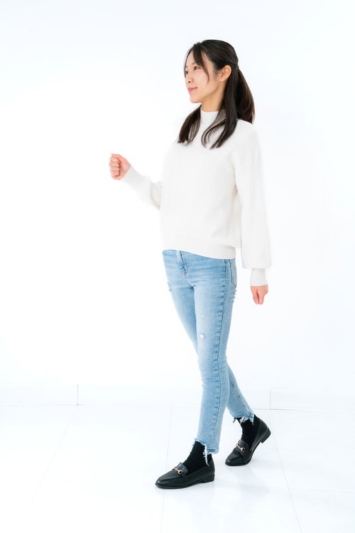 白背景で歩き出す女性のポーズ集、カジュアルコーデ全身姿