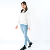 伏し目がちに立ち止まる女性のポーズ・ウォーキングの写真