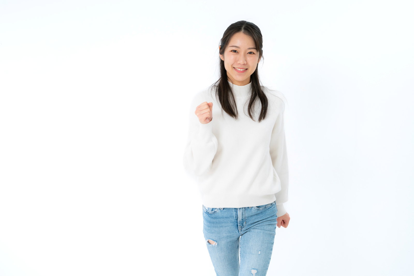 白背景でウォーキングする笑顔の女性［モデル：SAKI］