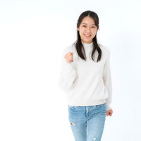 白背景でウォーキングする女性の写真