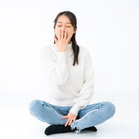 あくびが止まらない白背景の女性のポーズ集の写真