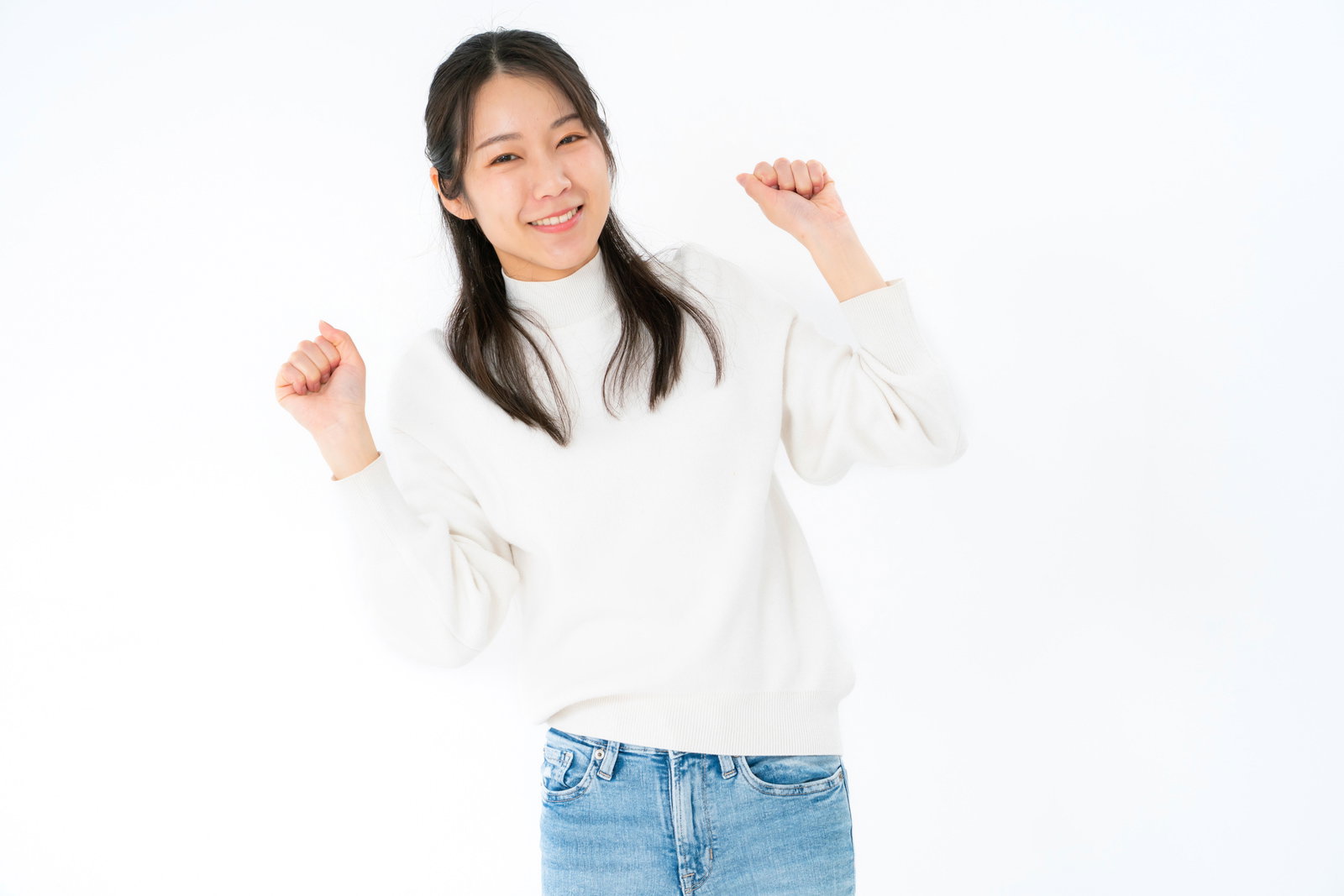 両手を上げてガッツポーズをして笑う女性［モデル：SAKI］