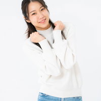 体を傾けてぶりっ子ポーズをする女性のポーズ集の写真