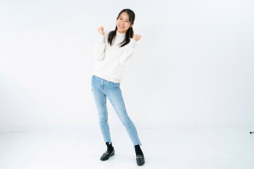 脇を閉めてガッツポーズする女性