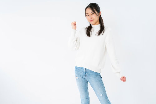ガッツポーズで笑顔を見せる女性