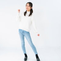 拳に力を込めてガッツポーズを決める微笑む女性の写真