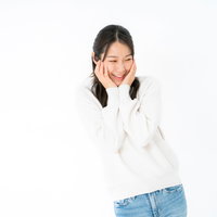 頬に手を添えて照れる女性のポーズ集の写真