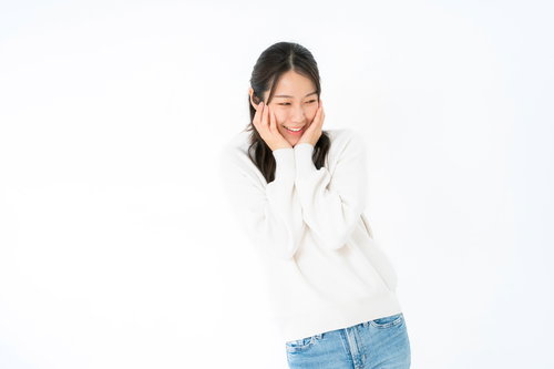 頬に手を添えて照れる女性のポーズ集