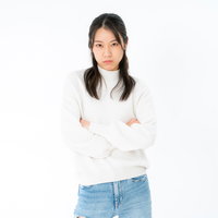 白いニットで腕を組んでご立腹の女性のポーズの写真