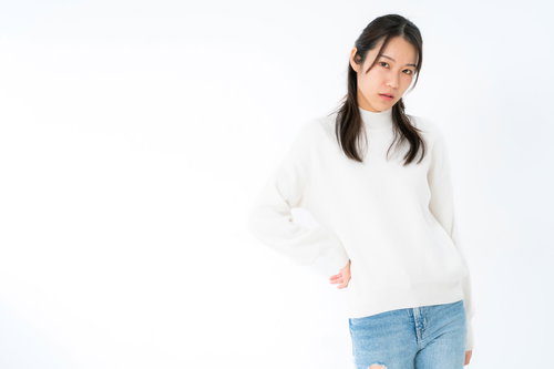 不機嫌な表情で睨みつける女性