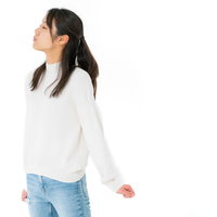 顔を背けて横を向く女性のポーズ｜不機嫌で無視の感情表現の写真