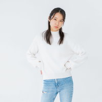 腰に手を当てて仏頂面で睨む女性のポーズ集の写真
