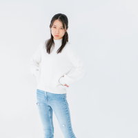 腰に手を当てて睨みつける女性のポーズ、不機嫌な表情の写真
