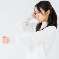 殴ろうとする怒った女性のポーズ、握り拳パンチの寸前アクションの写真