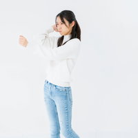 拳を握って怒る女性のポーズの写真