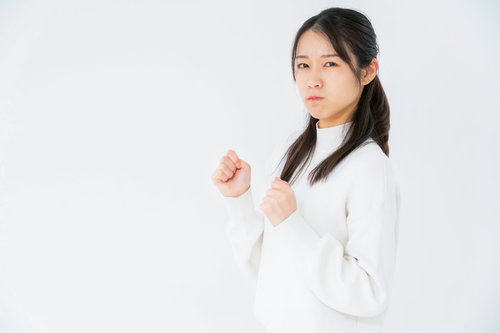 拳を握って不貞腐れる女性のポーズ集
