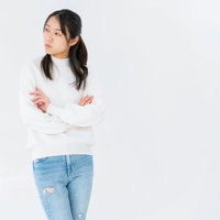 腕を組んでそっぽを向く女性のポーズの写真