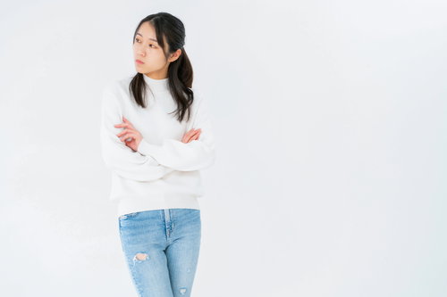 腕を組んでそっぽを向く女性のポーズ