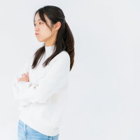 腕組みしてそっぽを向く女性のポーズの写真