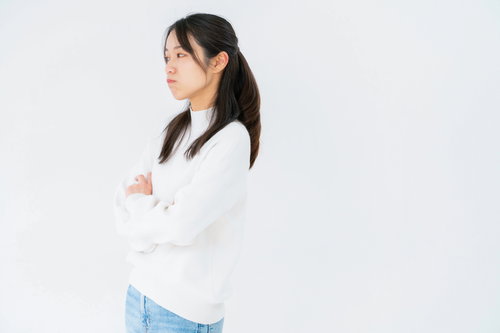 腕組みしてそっぽを向く女性のポーズ