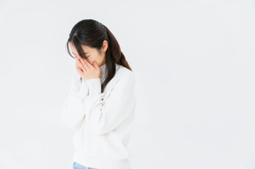 顔を覆って泣く女性