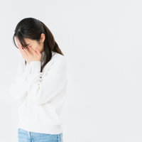 両手で顔を覆い泣く女性のポーズ集・感情表現の写真