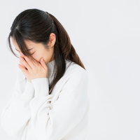 顔を両手で覆ってすすり泣く女性のポーズ集の写真
