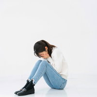 両手で顔を覆い蹲る女性のポーズ集の写真