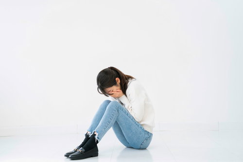 両手で顔を覆い蹲る女性のポーズ集